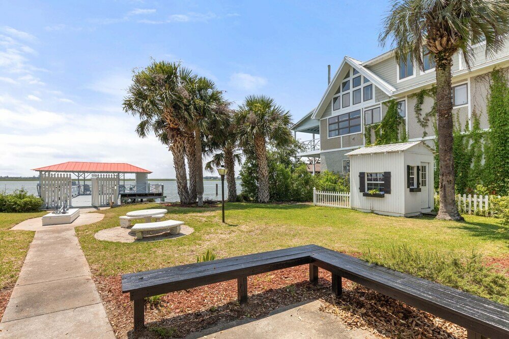 Фото 1401 Chatham Ave