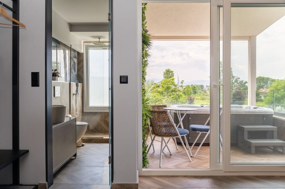 Фото Mythic Summer Hotel