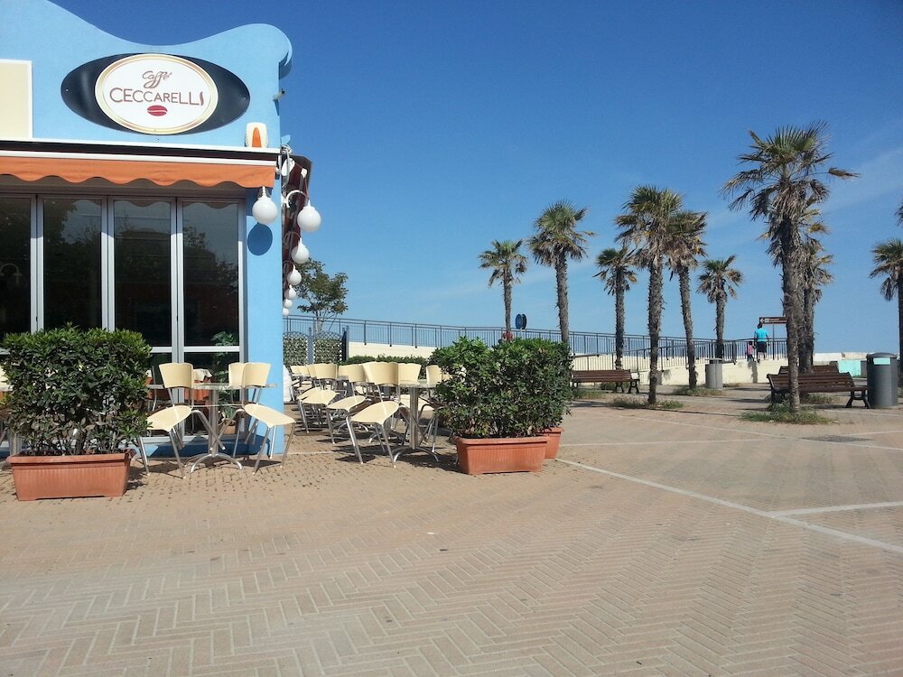 Фото Appartamento sulla spiaggia con balcone