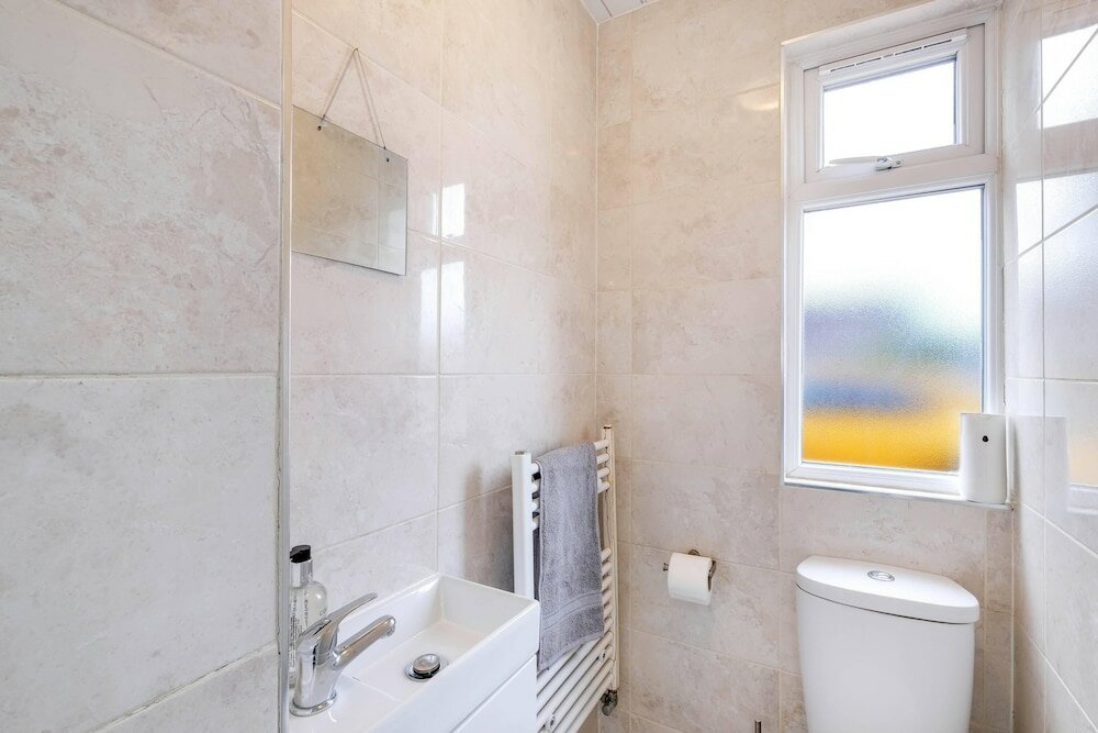 Фото 3 Bedroom House with Parking in Windsor