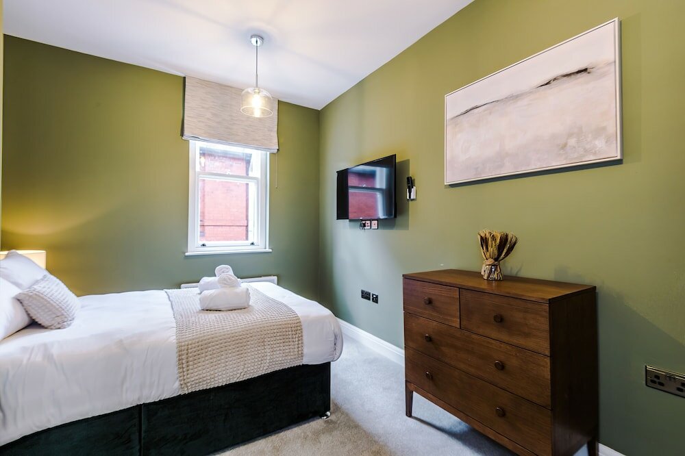 Фото Hilltop Serviced Apartments - Stockport