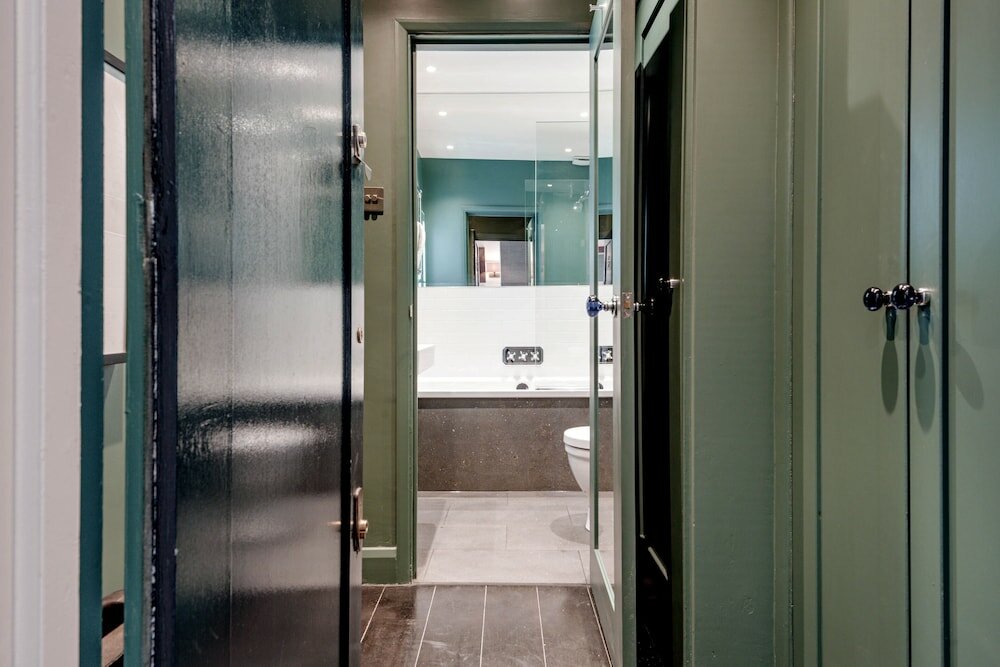 Фото Chic Chelsea Home near South Kensington by UnderTheDoormat