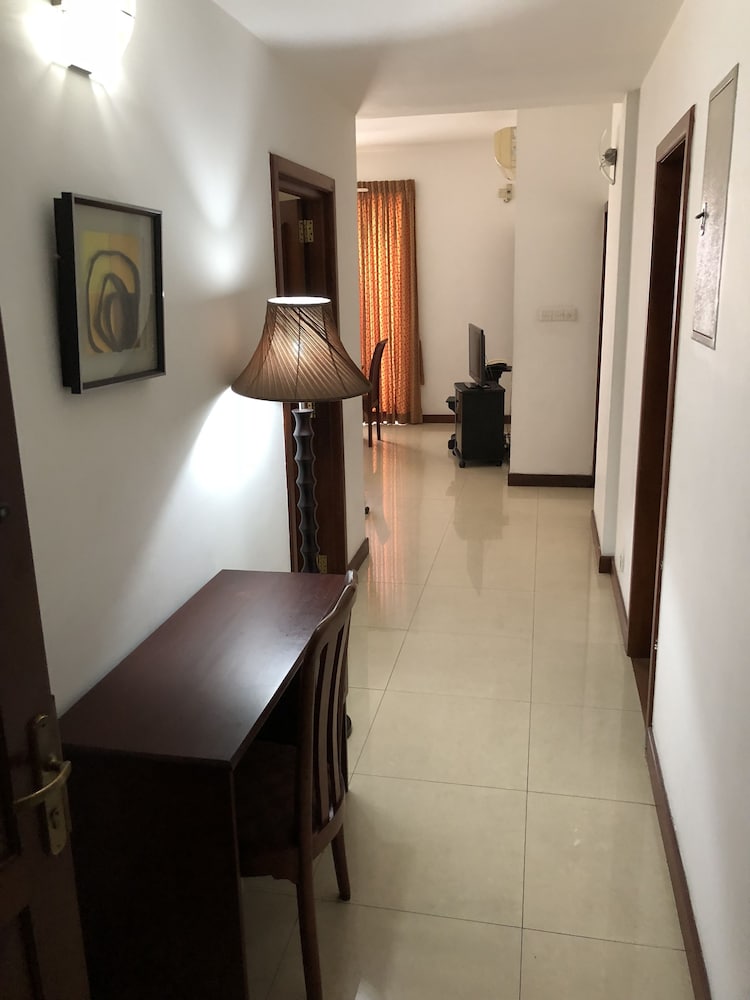 Фото Hedges Court Residencies Colombo City