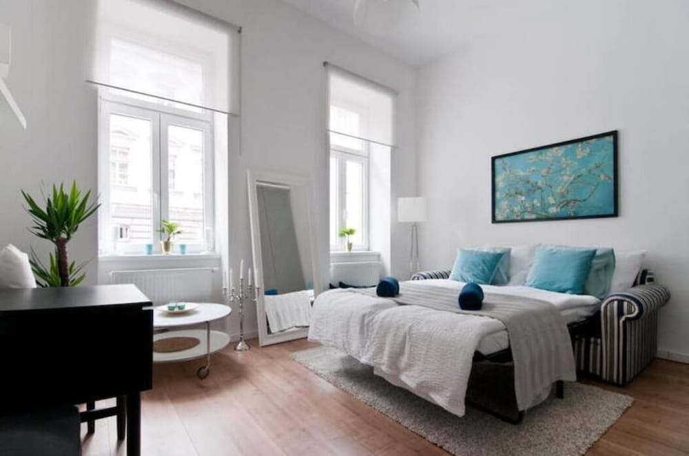 Фото Luxurious and Bright, 5 min walk to city center