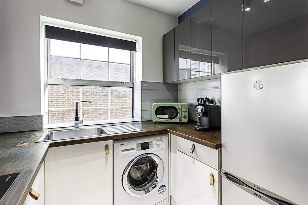 Фото Beautiful Aldgate Apartment