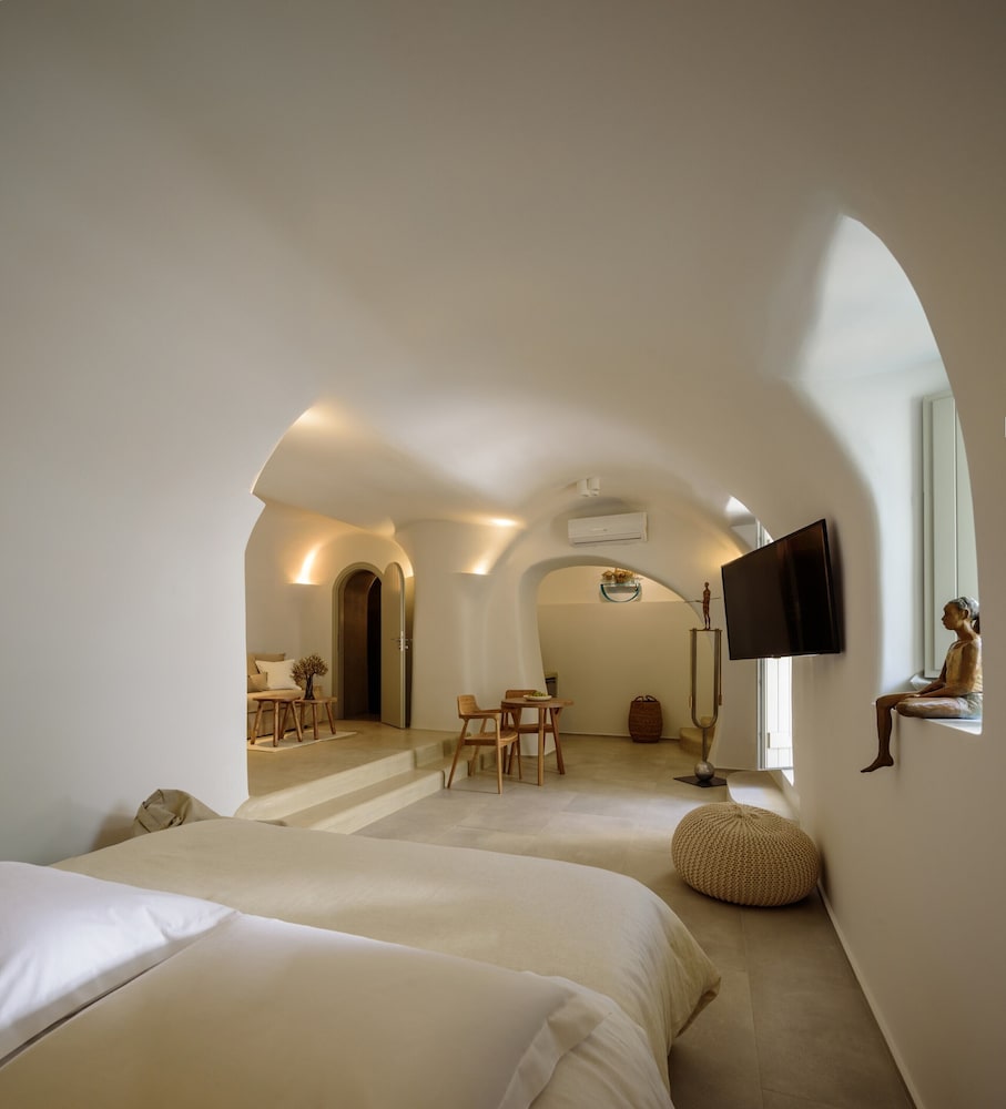 Фото Oia Treasures Art Suites