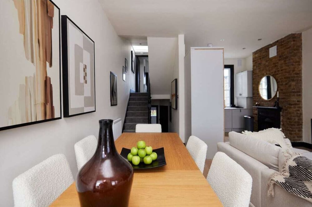 Фото The Battersea Crib - Dazzling 3bdr Flat With Garden