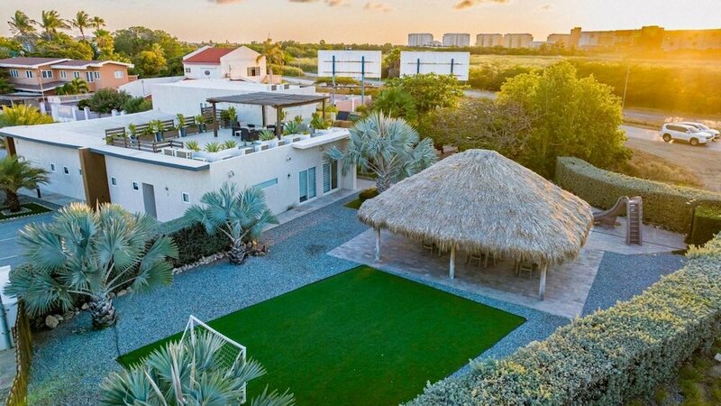 Апартаменты Koyari Modern Condos 3 w Private Roof Deck в Ноорде