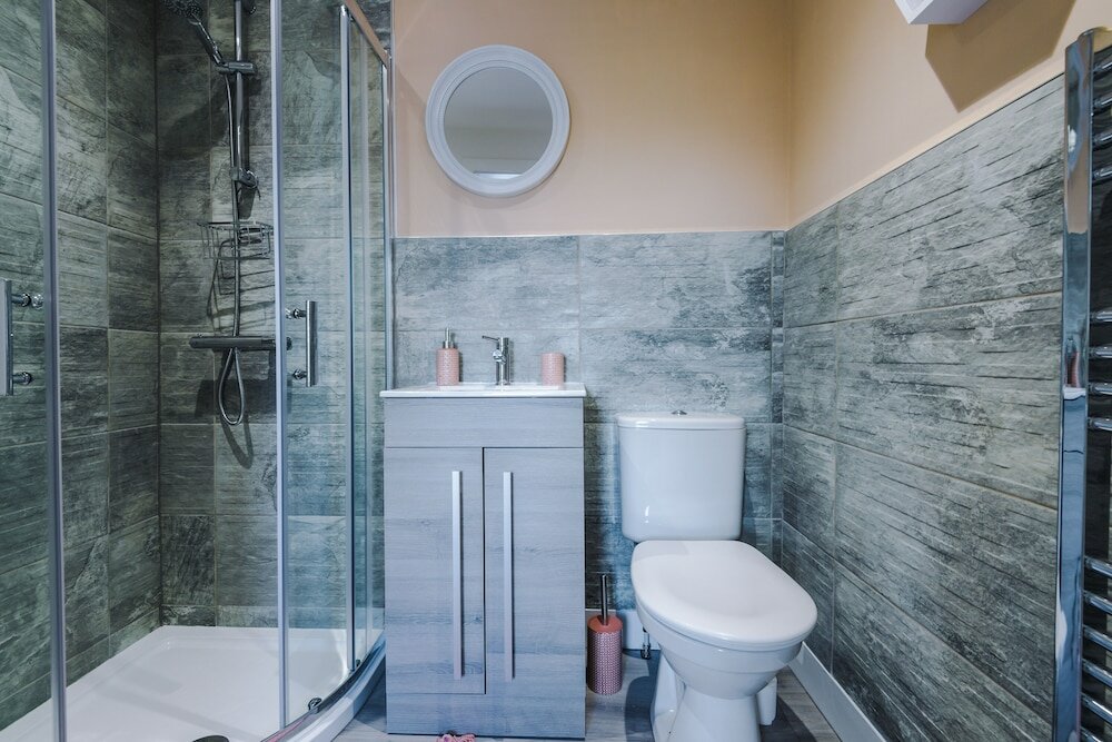 Фото One&Two Bedroom Luxe Apts near Trafford