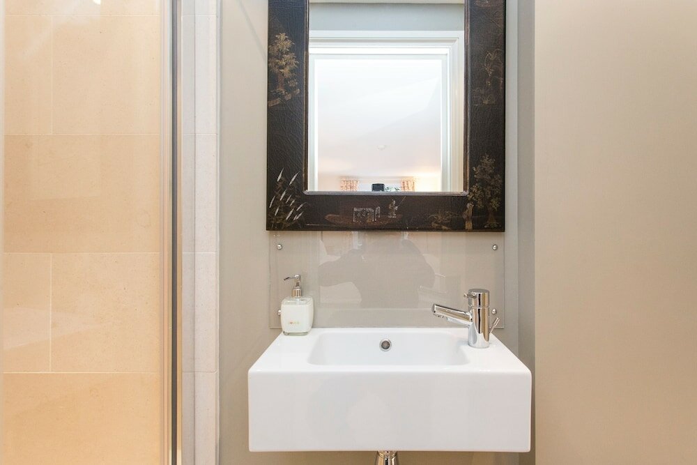 Фото Altido Modern 2 bed flat in Central London, sleeps 6