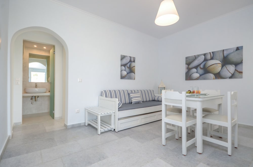 Фото Birikos Studios & Apartments