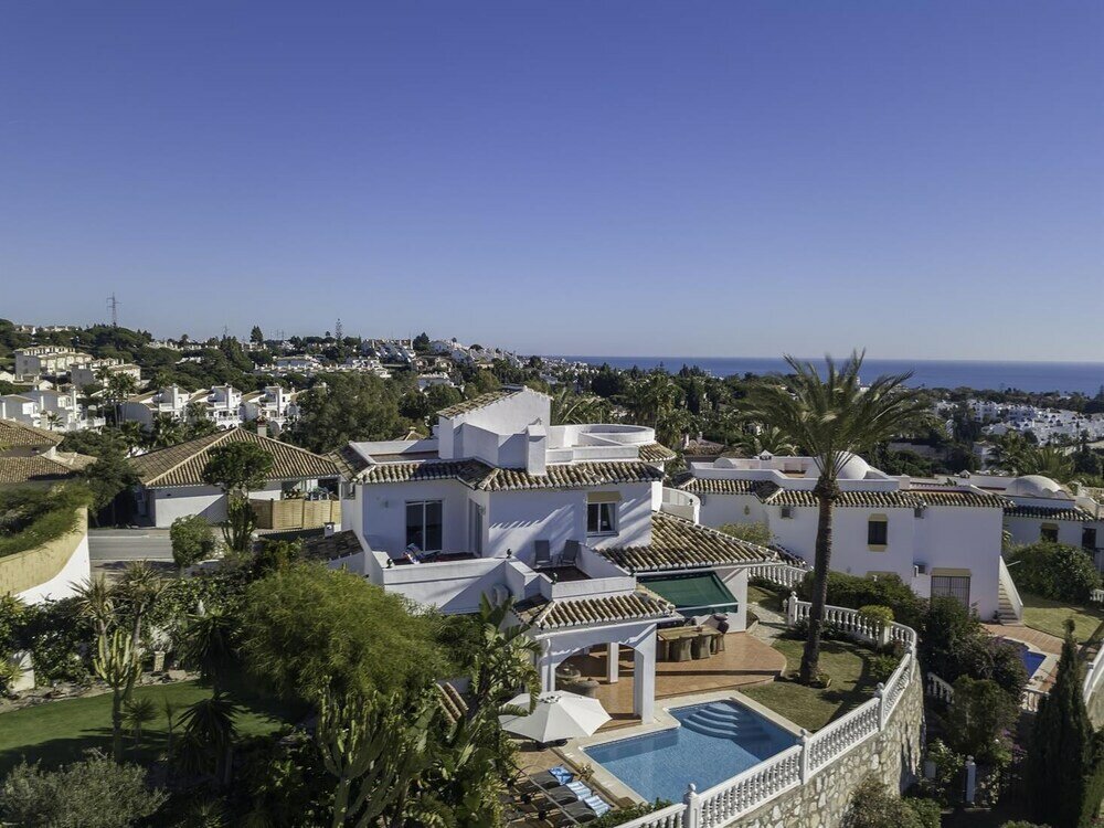 Фото Spacious Villa With Impressive Views