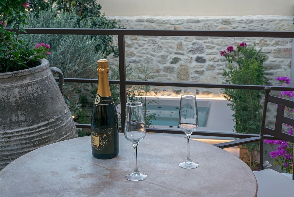 Фото Inotropes Boutique Suites - Adults Only