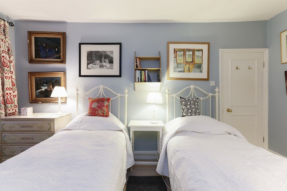 Фото Altido Attractive Chelsea Apartment Sleeps 4