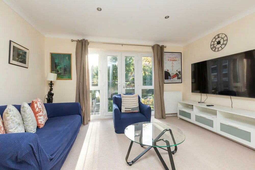 Фото Quiet 3 Bedroom House With a Garden in Putney