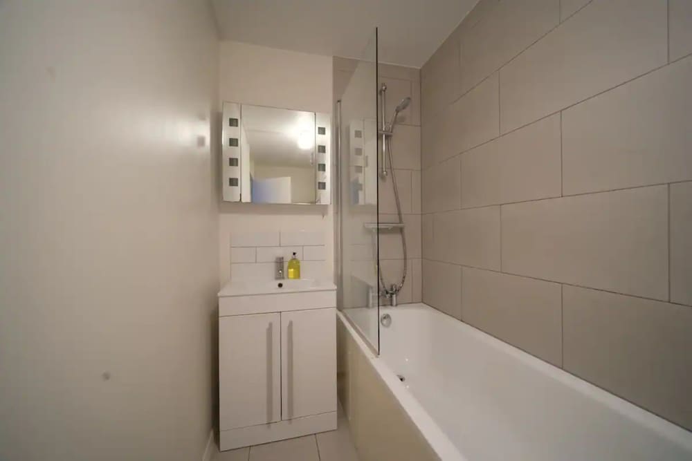 Фото Spacious 3 Bedroom Apartment in Battersea With Terrace