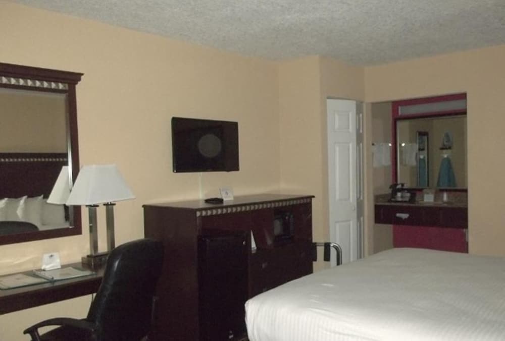 Фото Days Inn by Wyndham Fort Lauderdale Airport Cruise Port