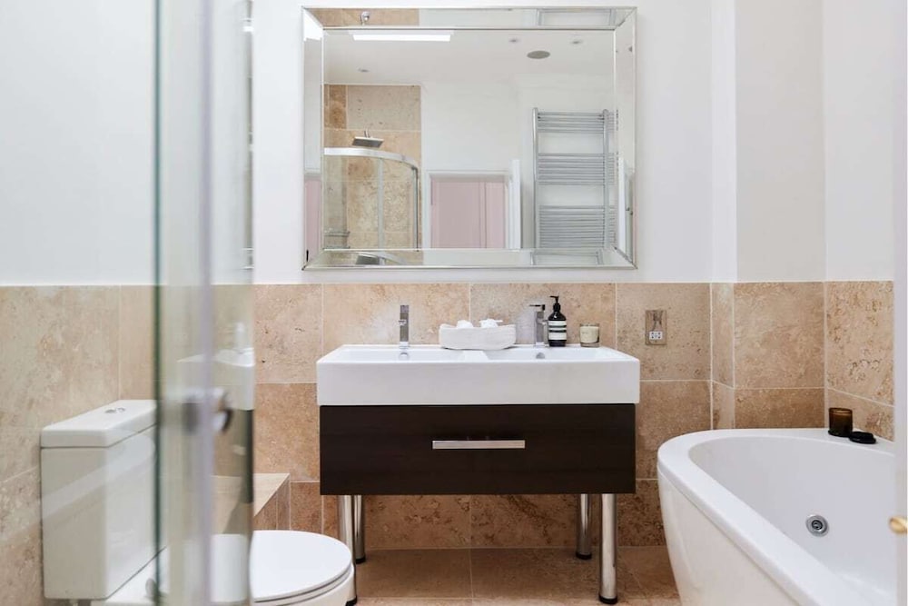 Фото The Kensington & Chelsea Escape - Stunning 5bdr With Patio + Terrace