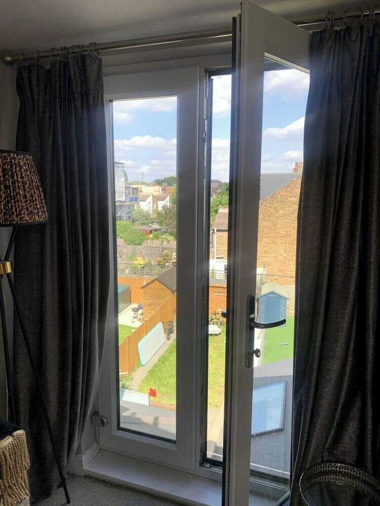 Фото Spacious 3bd House W/private Garden - Wimbledon