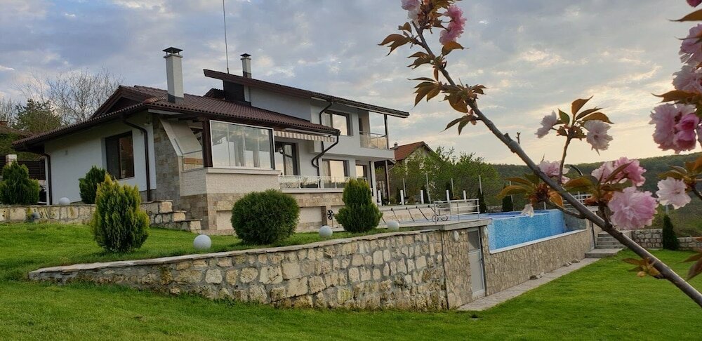 Фото Luxurious Sunset Villa with Pool