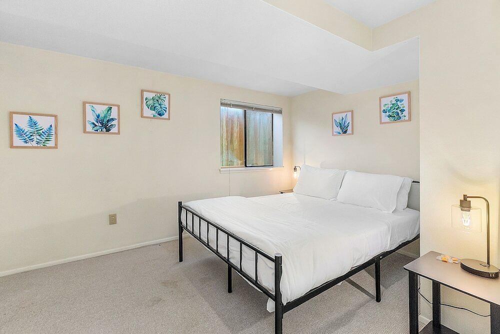 Фото Seattle's Orange Crown 87 Walkscore