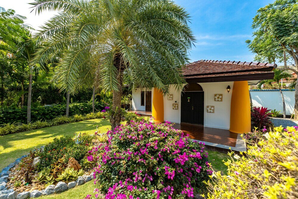 Фото Bali Style Mansion In Great Location Hg