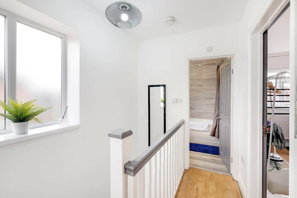 Фото 3 Bedroom House with Parking in Windsor