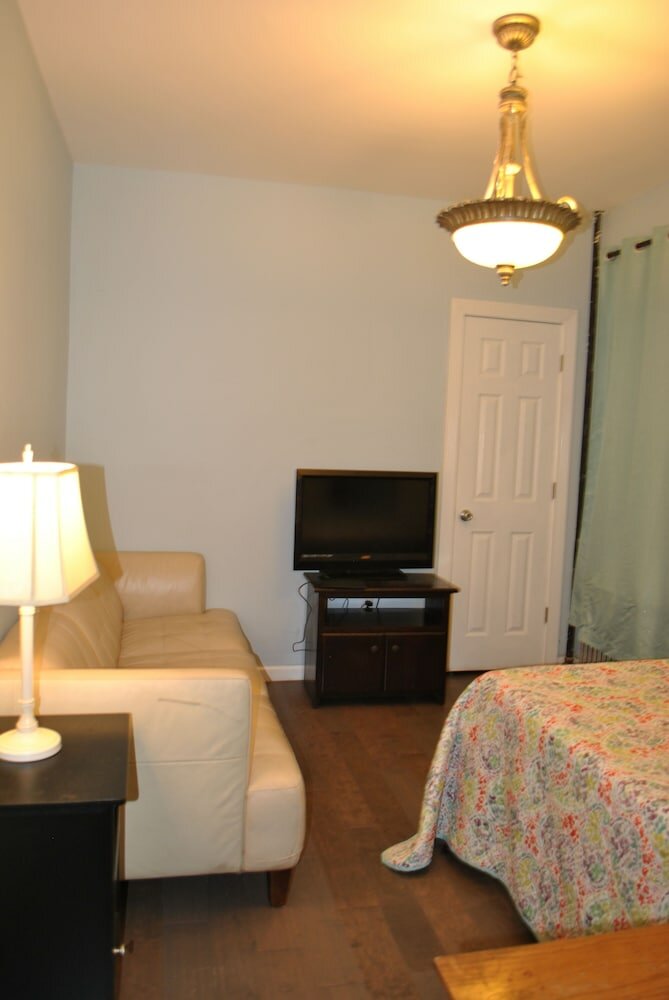 Фото L 3 Downtown Newark Guesthouse