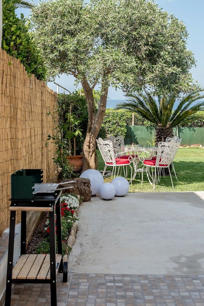 Фото Oikia Eleanthi - Beachfront Garden Home