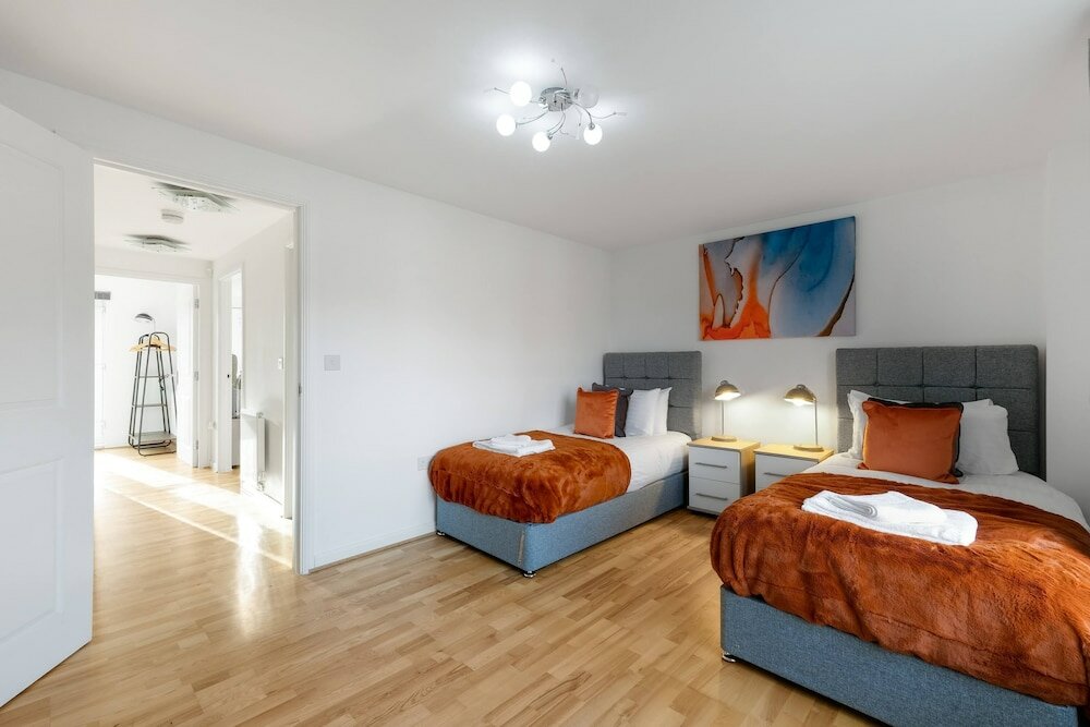 Фото Lindsey Serviced 4 Bedroom 2 Bath house