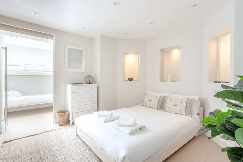 Фото Charmingly Unique and Recently Refurbished Watchman's Lodge in Camden Town