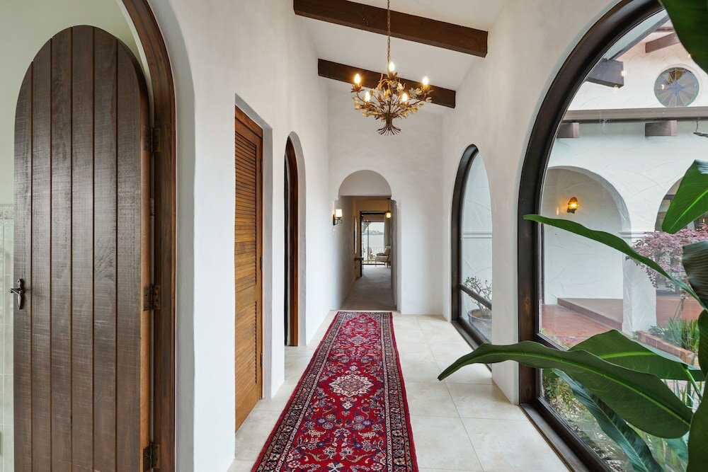 Фото Magnificent Beachfront Mansion - Pool