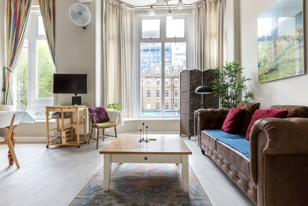 Фото Bright Two Br Period Apartment in Whitechapel