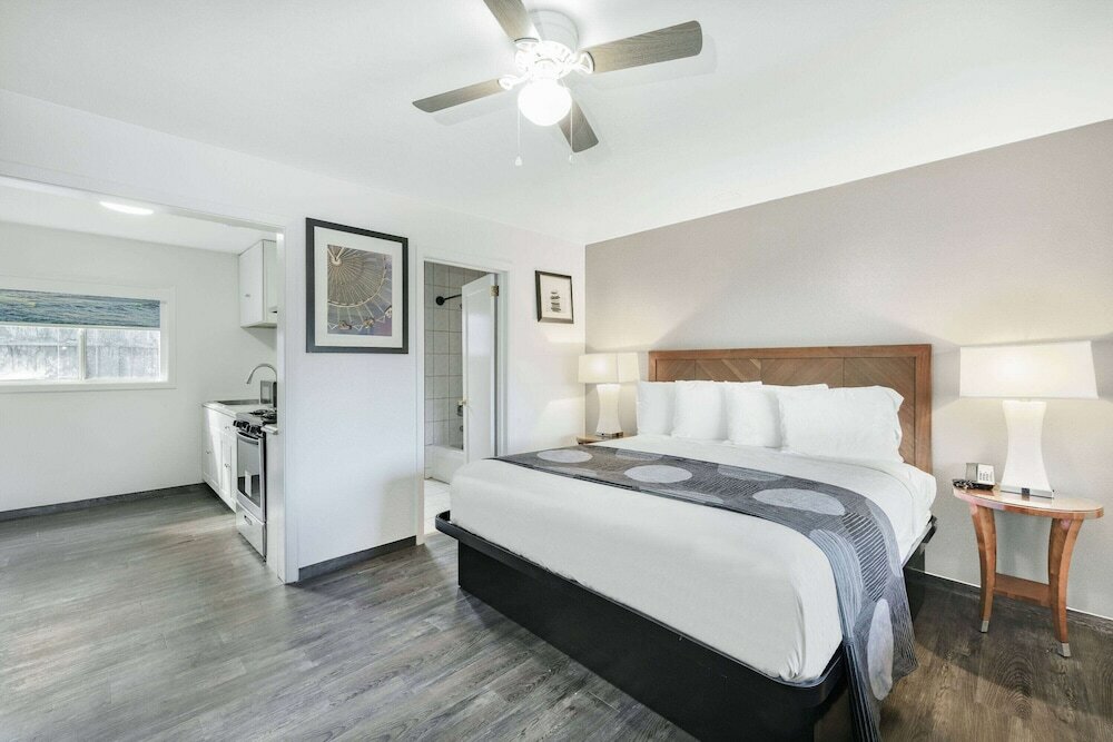 Фото Oceanside Inn & Suites, a Days Inn by Wyndham