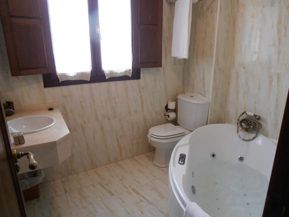 Фото Hostal Virgen de la Encina