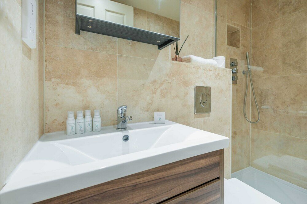 Фото Stunning 3-bed in the heart of London