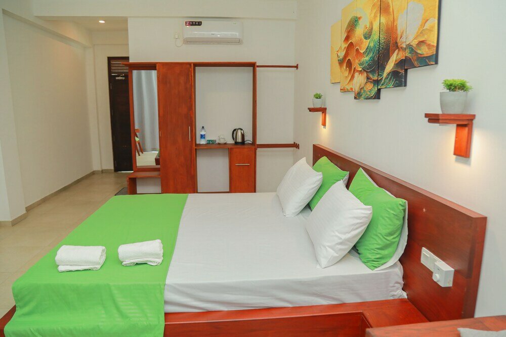 Фото Travellers Hotel Hikkaduwa