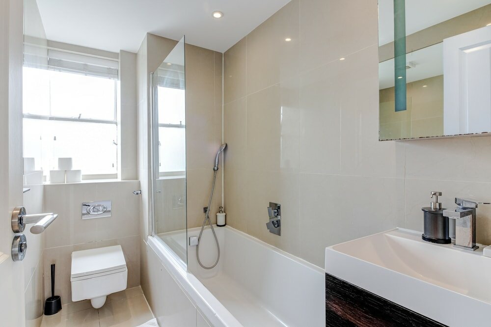 Фото Luxury 3 Bedrooms Flat in Central London