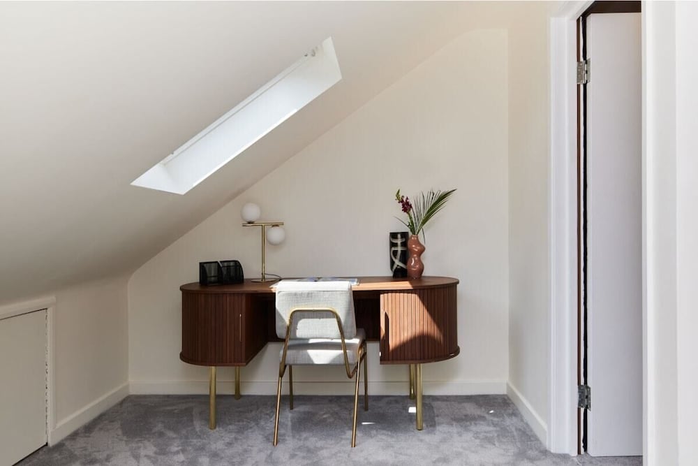 Фото The Battersea Crib - Dazzling 3bdr Flat With Garden