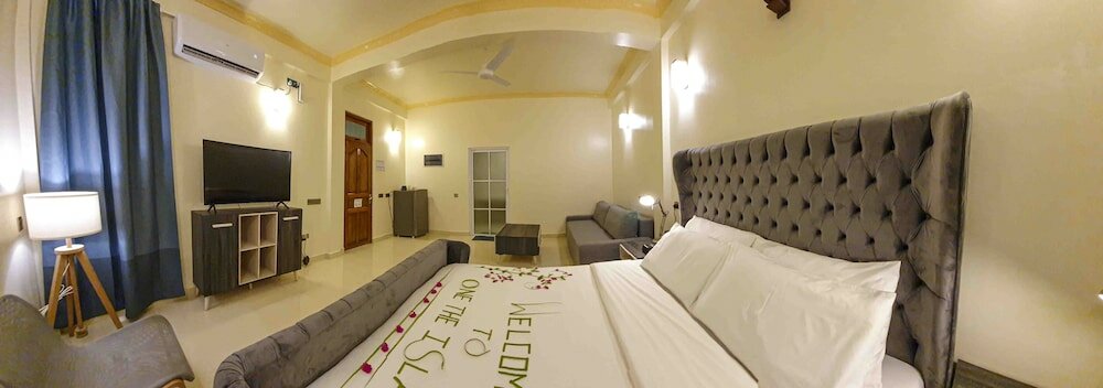 Фото One The Island