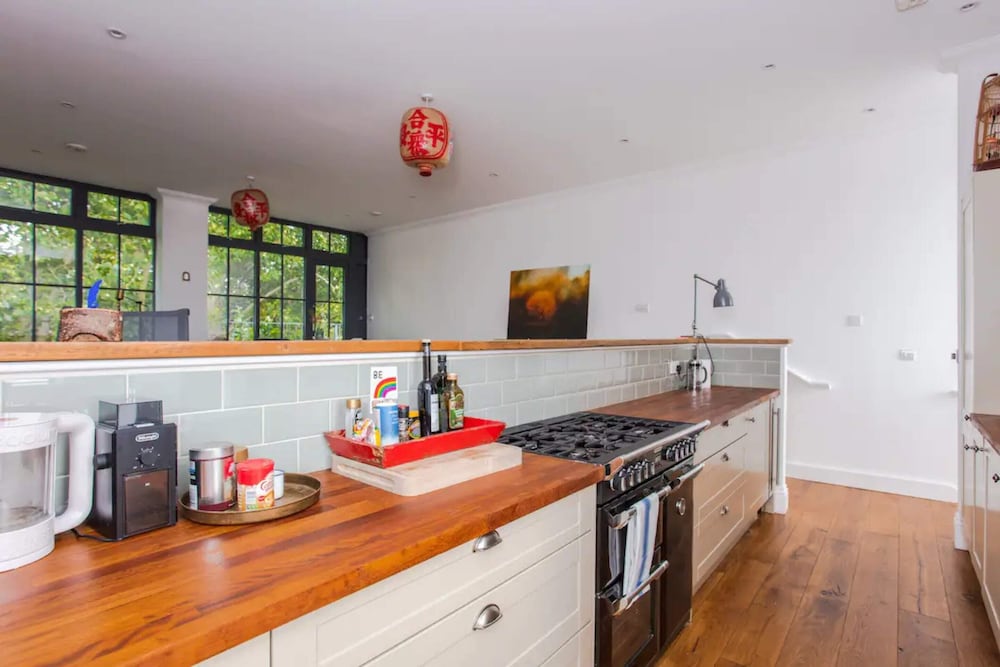 Фото Cosy 2 Bedroom Apartment With Great Outdoor Balcony