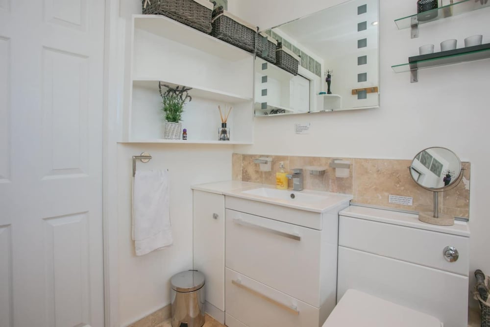 Фото Stunning 3 Bedroom House With Garden in Battersea