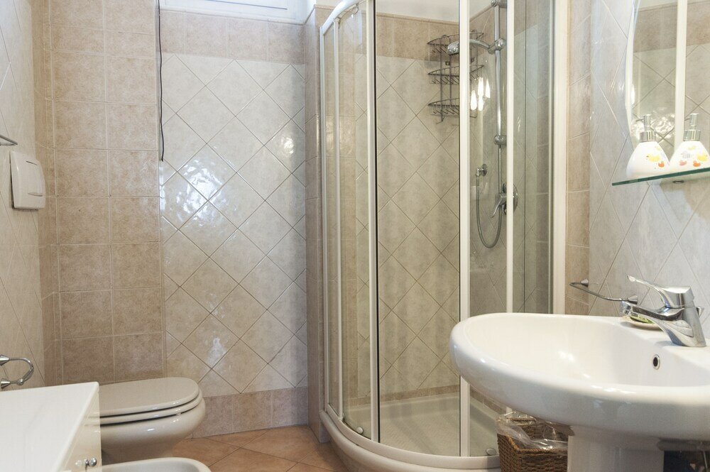 Фото Typical Apartment on River Naviglio Darsena