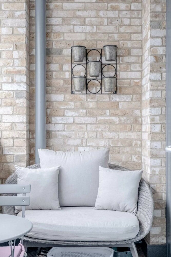 Фото Light & Spacious 1bedroom Flat With Balcony - Mile End