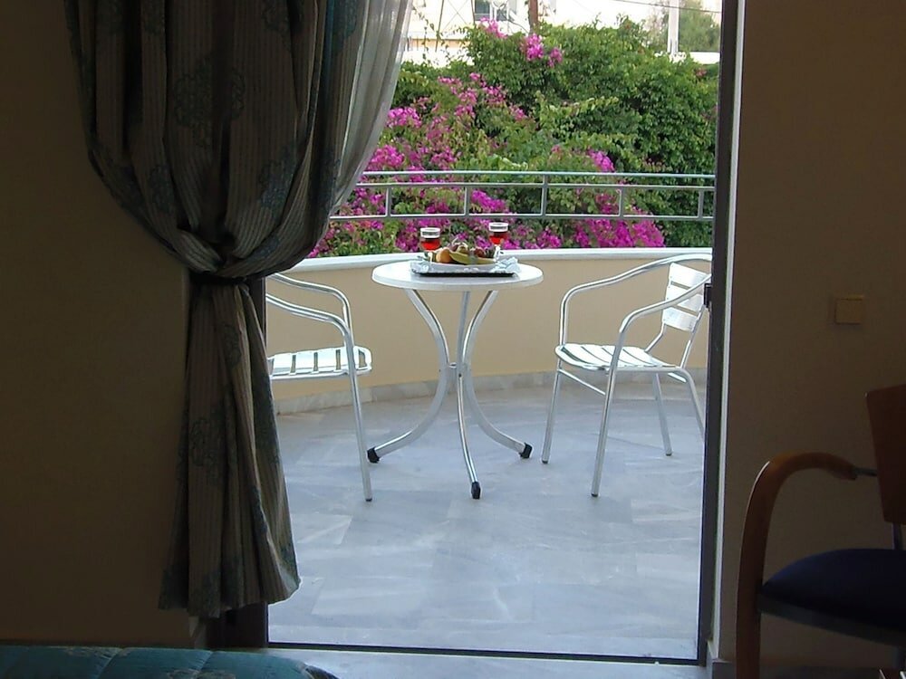 Фото Yakinthos Hotel