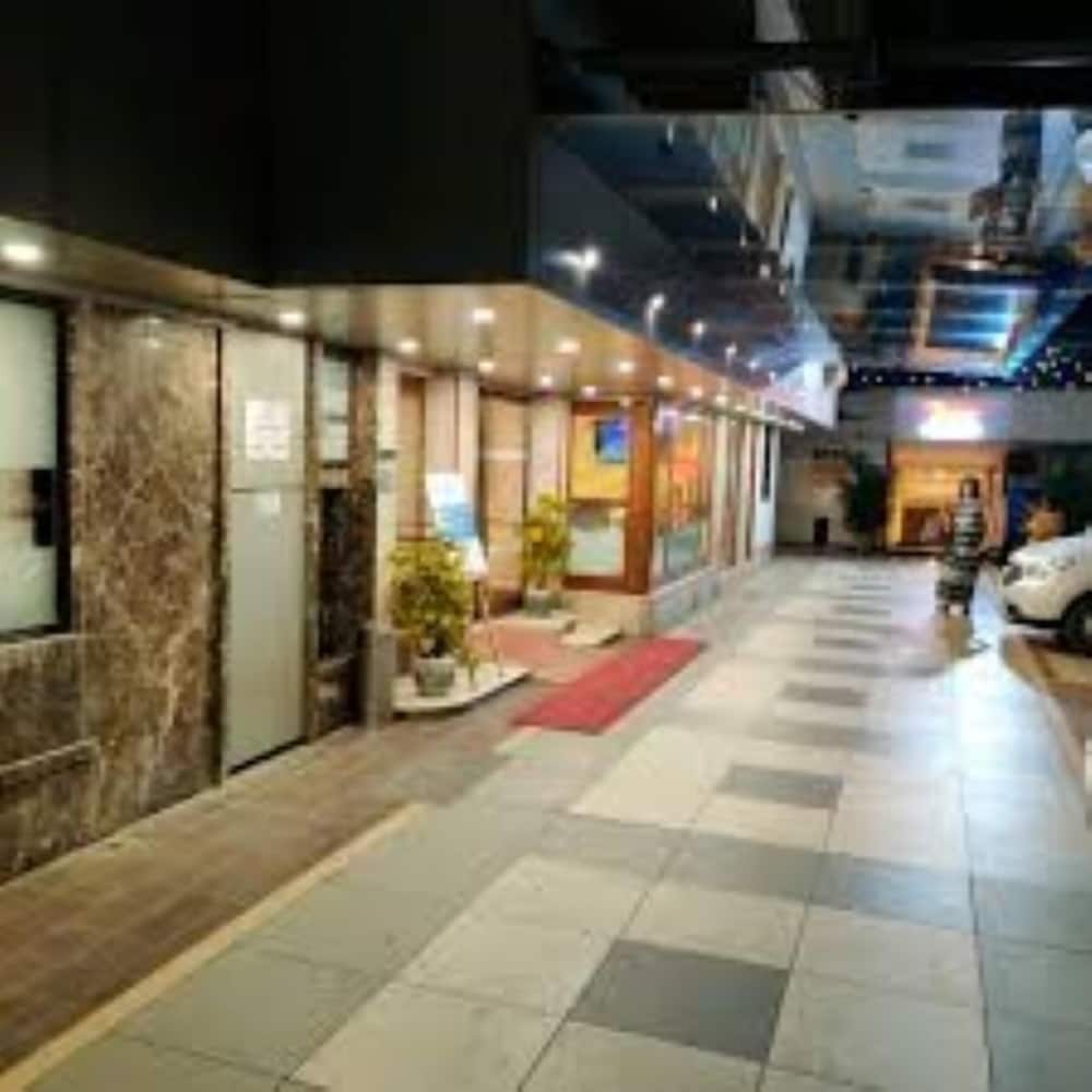 Фото The Emerald Hotel & Executive Apartments