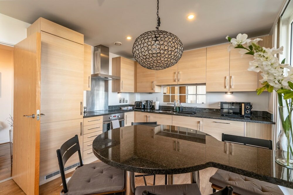 Фото Swanky Stratford Duplex Apartment