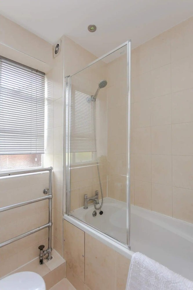 Фото Spacious 2 Bedroom Apartment Near Hampstead Heath