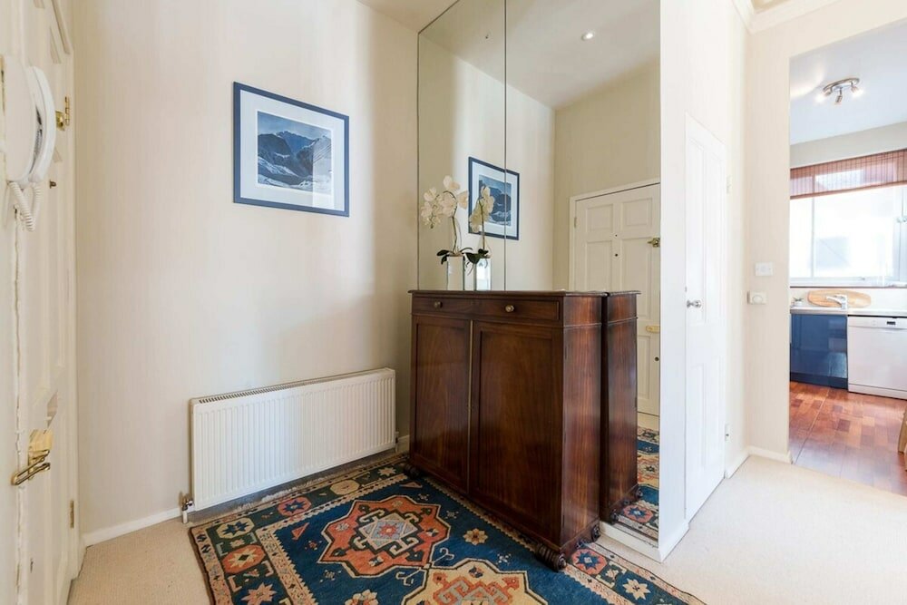 Фото Homely 2 Bedroom Victorian Apartment in Hampstead