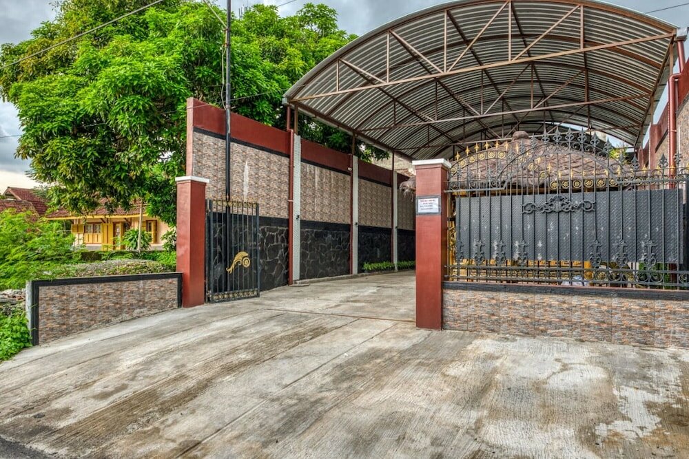 Фото RedDoorz Syariah near Kebon Rojo Park Blitar